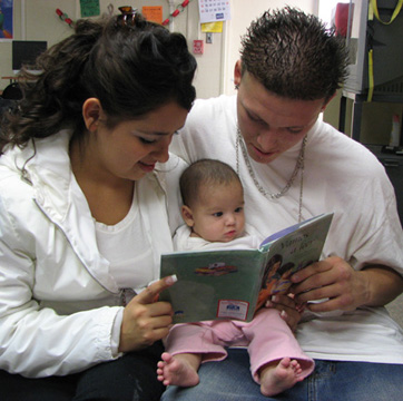 A young family reading Vamos a leer